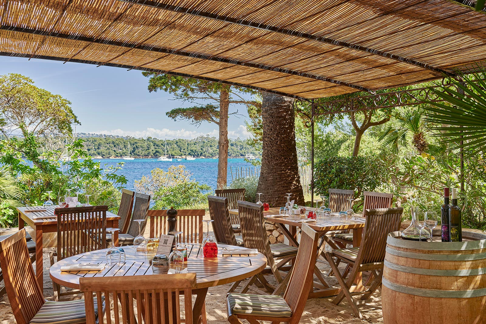 Restaurant la Tonnelle - Déjeuner au bord de l'eau sur l'Île Saint-Honorat Restaurant la Tonnelle - Déjeuner au bord de l'eau sur l'Île Saint-Honorat